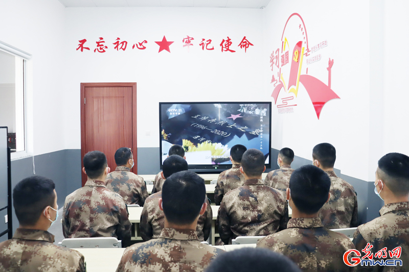 战略支援部队某部组织开展清明网上祭英烈活动