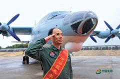 荣耀时刻难说再见，7名“老飞”最后一次向战机