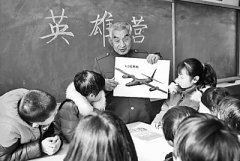 “最美退役军人”吴洪甫向孩子们讲述部队的故