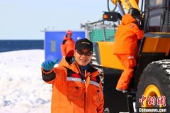 两度在南极战风斗雪的机械师：退役不褪志 奋勇