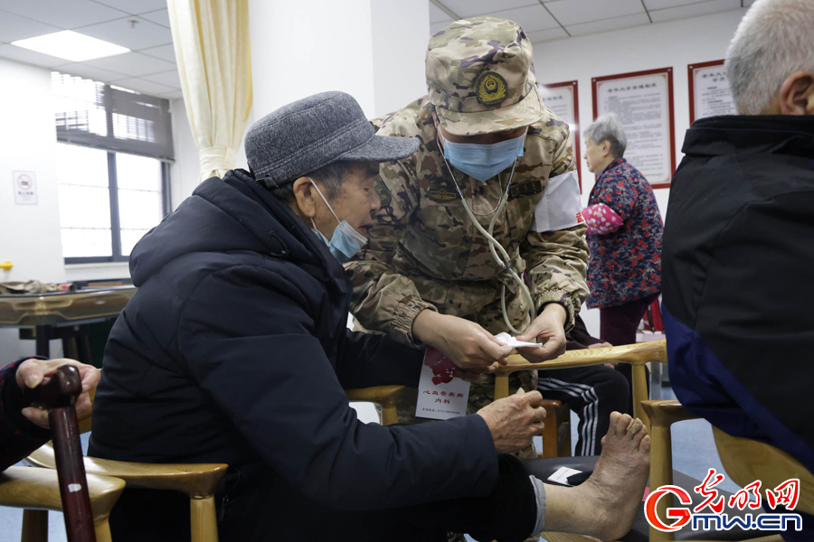“白衣雷锋”在身边——武警湖南总队医院赴雷锋敬老院开展义诊活动