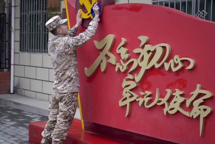 雷锋日，武警官兵在行动!