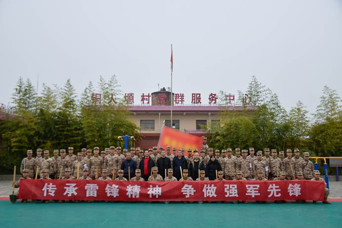 雷锋日，武警官兵在行动!