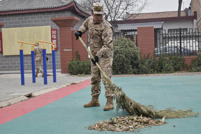 雷锋日，武警官兵在行动!
