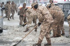 闻令而动！武警阜阳支队参与市区主干道积雪清