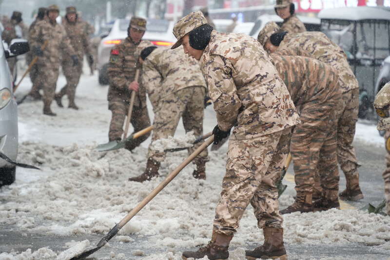 闻令而动！武警阜阳支队参与市区主干道积雪清理任务