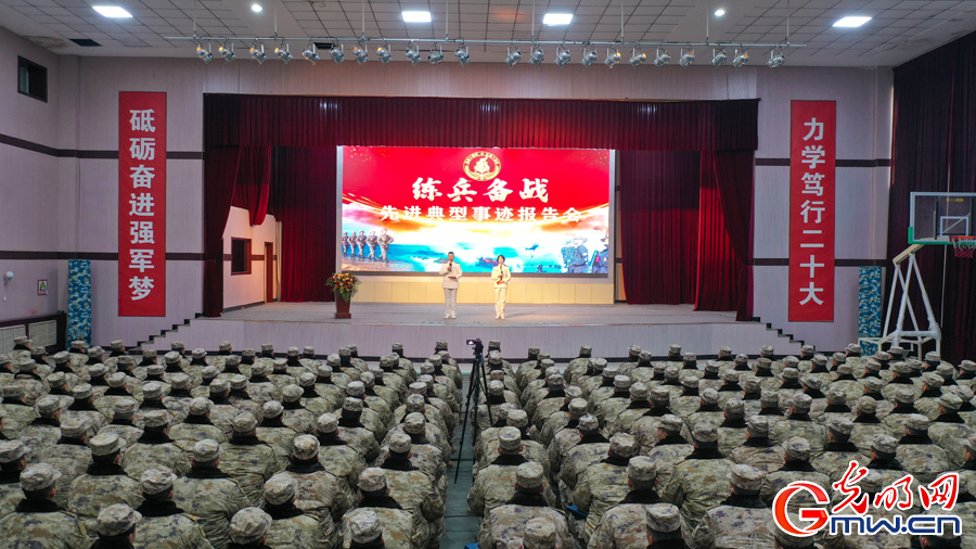 海军某部组织“练兵备战先进典型事迹报告会”