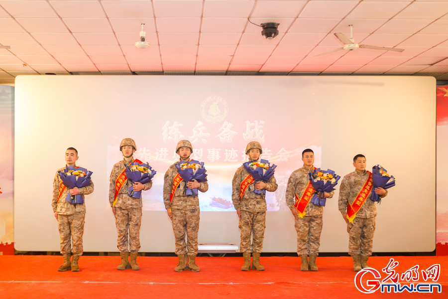 海军某部组织“练兵备战先进典型事迹报告会”