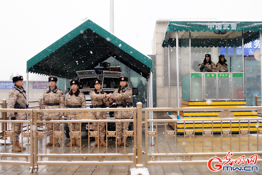 预警连发，武警官兵守护旅客平安出行