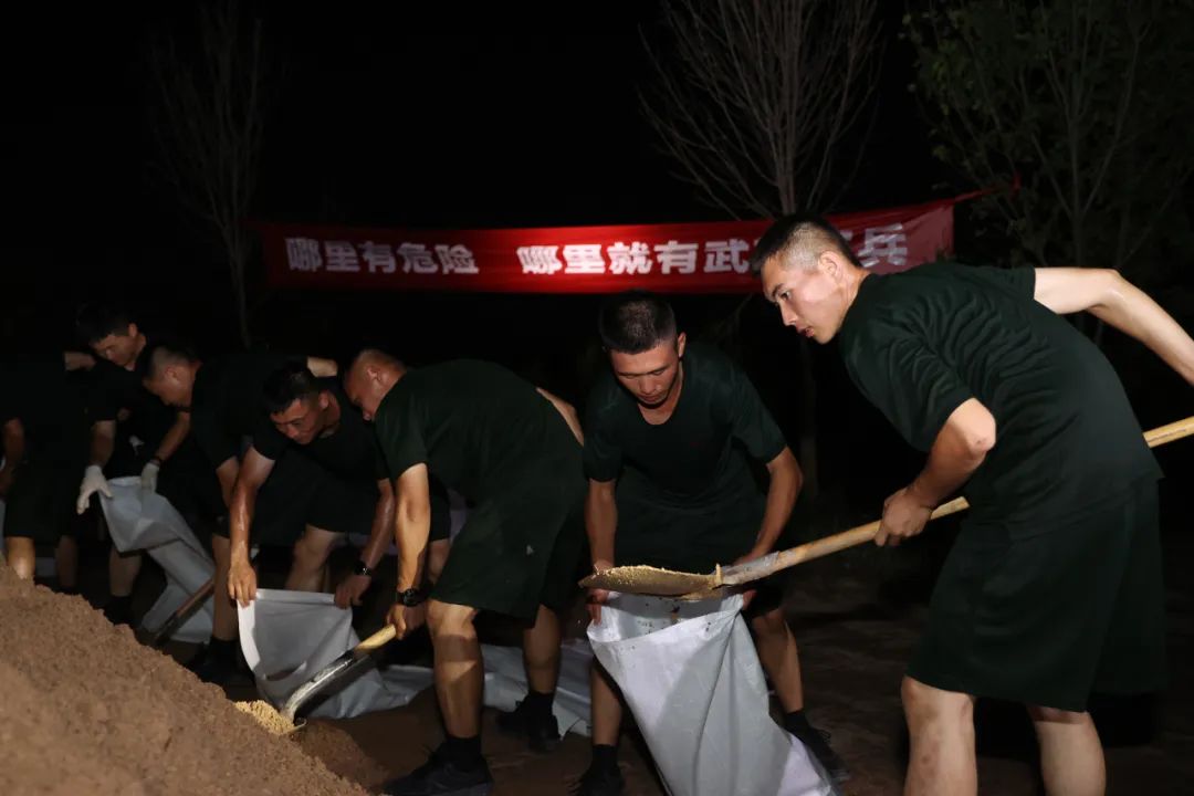 防汛救灾·温暖瞬间 | 忠诚卫士的身影：哪里有危险，哪里就有武警官兵