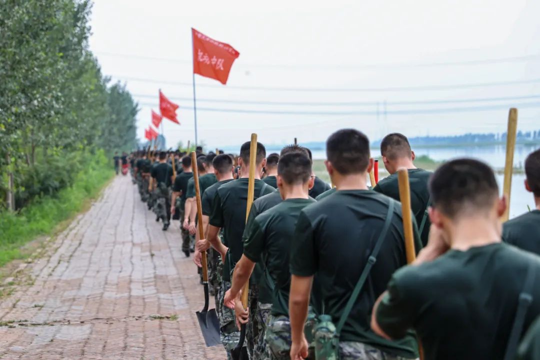 防汛救灾·温暖瞬间 | 忠诚卫士的身影：哪里有危险，哪里就有武警官兵