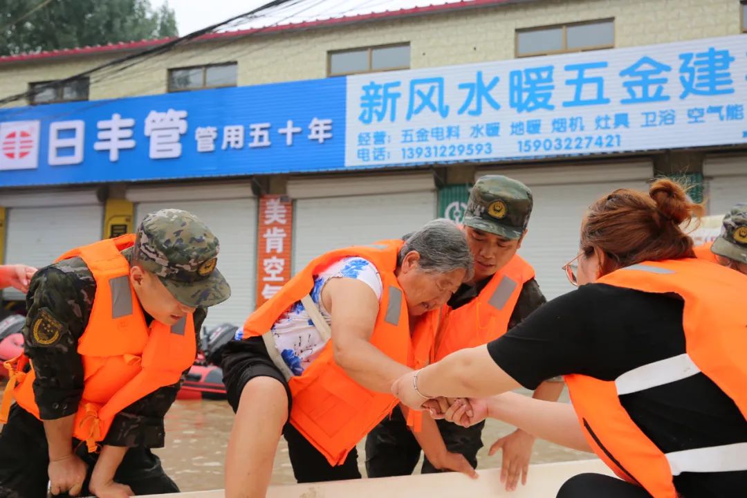 防汛救灾·温暖瞬间 | 忠诚卫士的身影：哪里有危险，哪里就有武警官兵