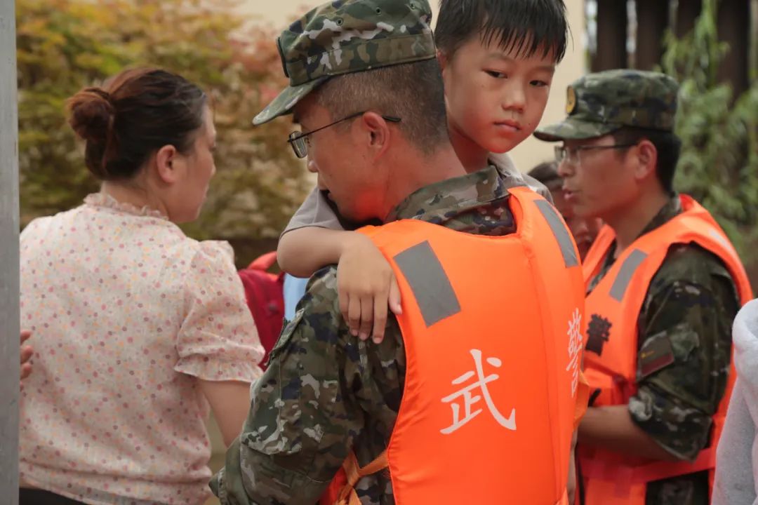 防汛救灾·温暖瞬间 | 忠诚卫士的身影：哪里有危险，哪里就有武警官兵