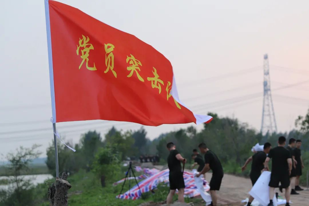 防汛救灾·温暖瞬间 | 忠诚卫士的身影：哪里有危险，哪里就有武警官兵