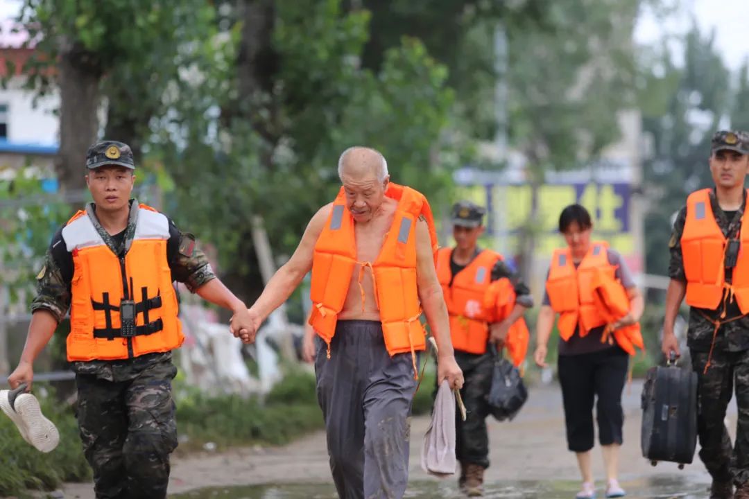 防汛救灾·温暖瞬间 | 忠诚卫士的身影：哪里有危险，哪里就有武警官兵
