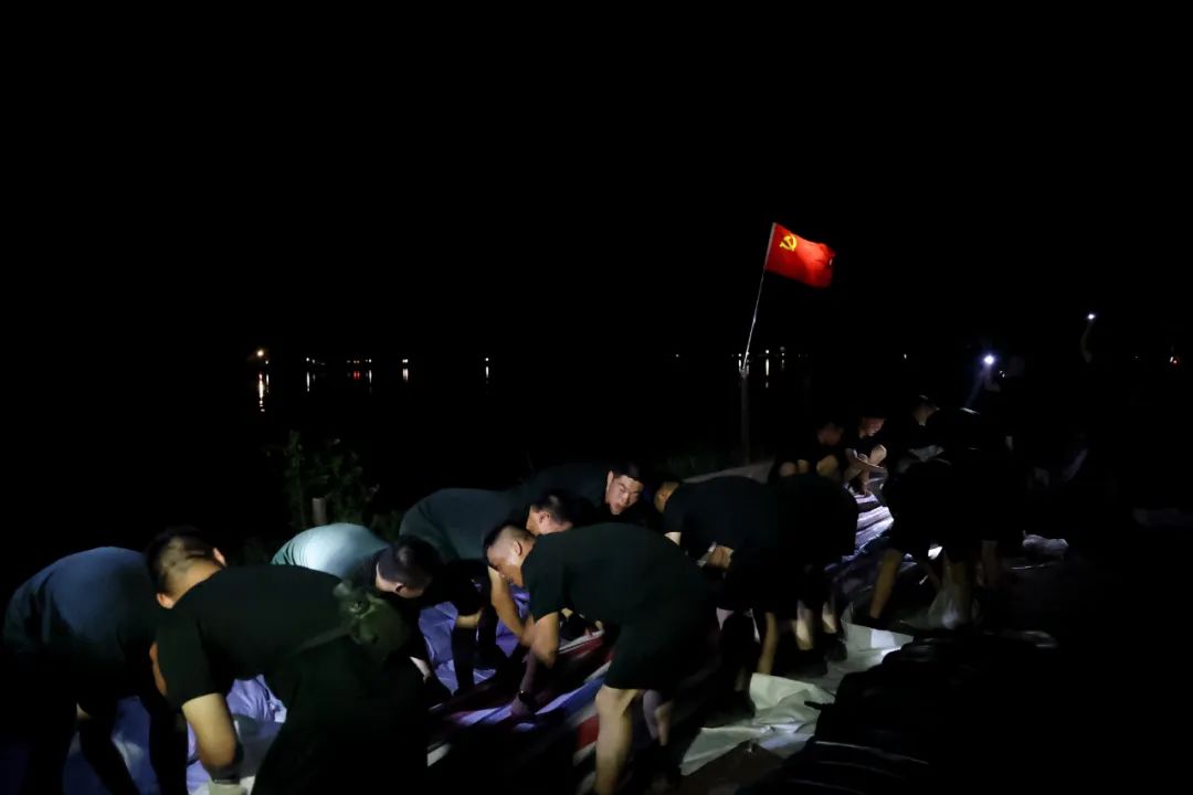 防汛救灾·温暖瞬间 | 忠诚卫士的身影：哪里有危险，哪里就有武警官兵