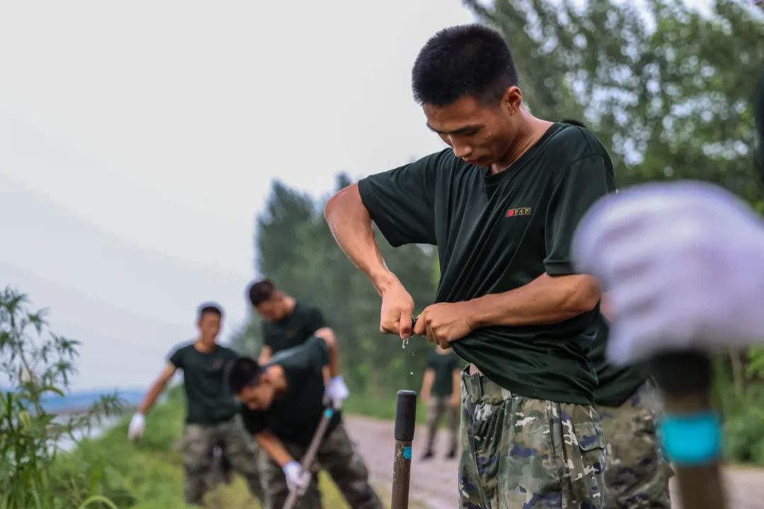 防汛救灾·温暖瞬间 | 忠诚卫士的身影：哪里有危险，哪里就有武警官兵