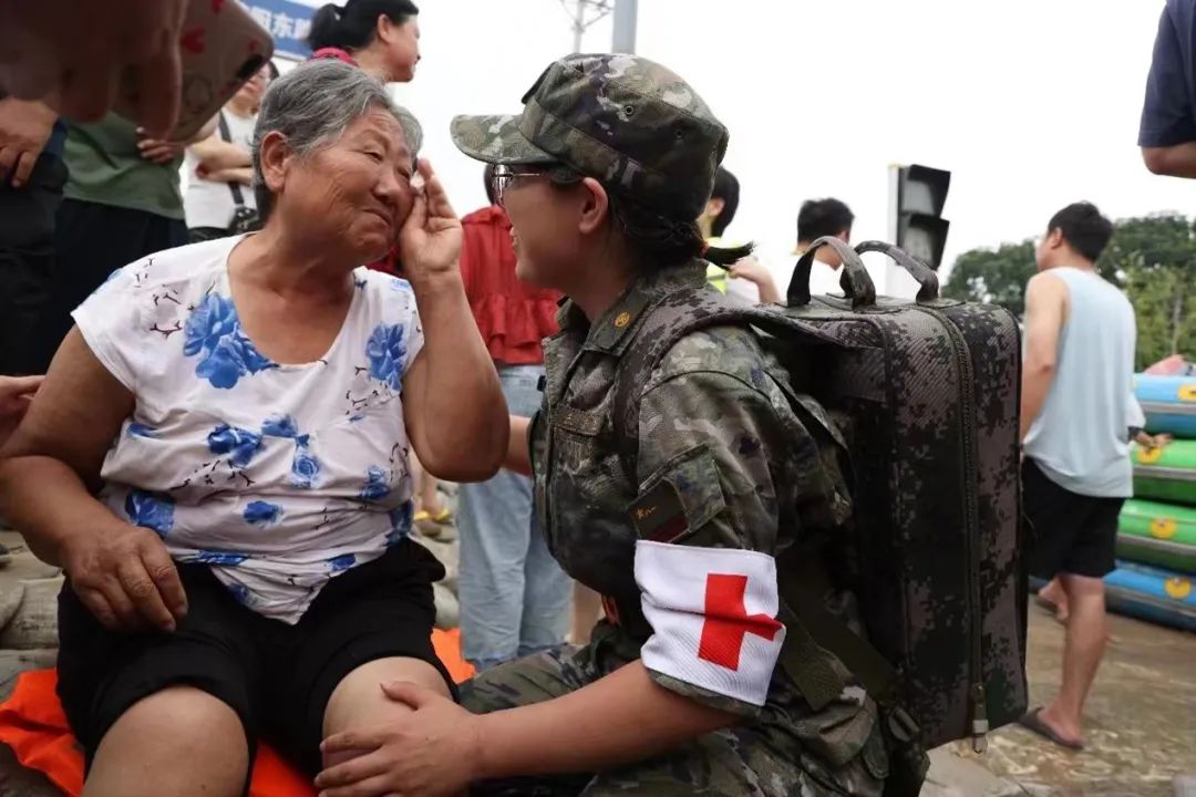 防汛救灾·温暖瞬间 | 忠诚卫士的身影：哪里有危险，哪里就有武警官兵