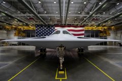 美国空军B-21“突袭者”轰炸机下线