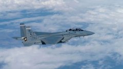 美国空军接收首架F-15EX战斗机，距首飞仅一个月