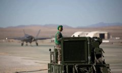 美海军陆战队演练在远征前进基地操作F-35C