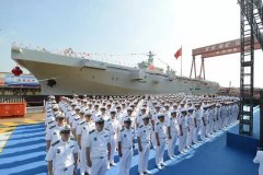中国海军首艘两栖攻击舰下水