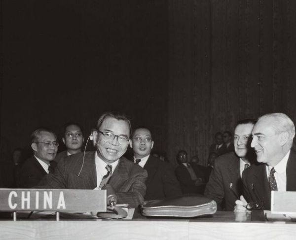 中国代表蒋廷黻（左）与法国代表赫夫·阿尔方德交谈