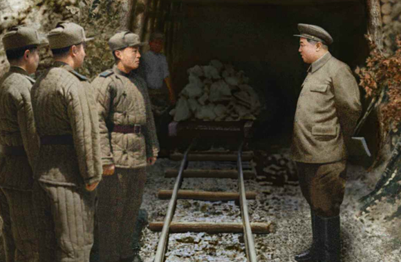 金日成视察朝鲜战争地道作战现场