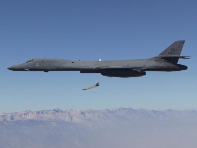 B-1B试射LRASM远程反舰导弹