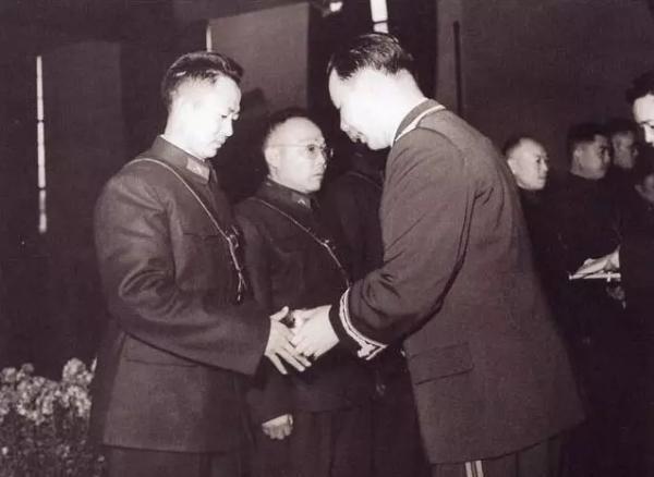 防空军驻京部队举行校官授衔典礼