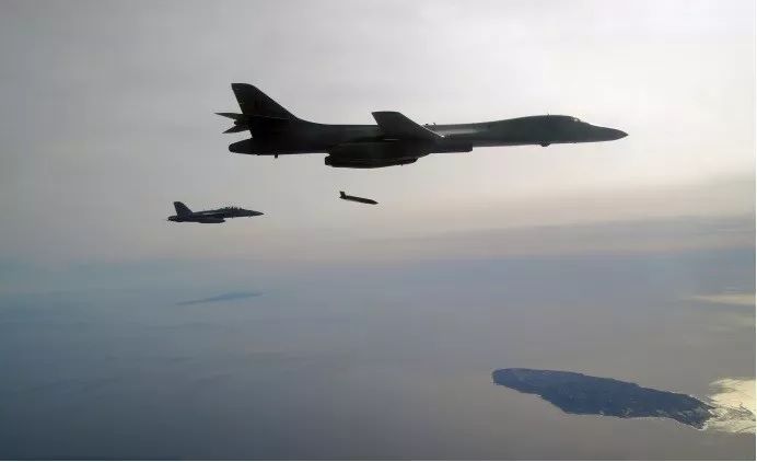 B-1B投射AGM-158C