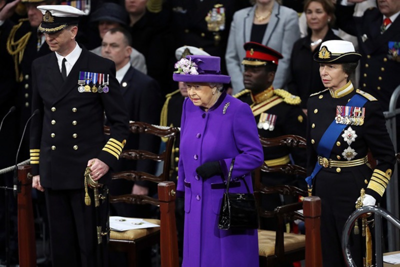 英国女王伊丽莎白二世出席航母服役仪式