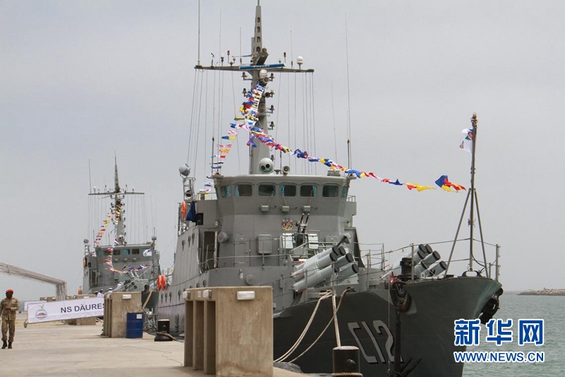 停泊在纳米比亚沃尔维斯湾码头纳海军新入役的中国造巡逻艇。