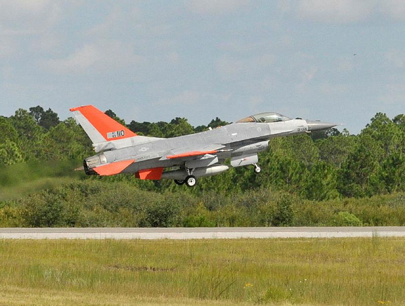 正在起飞的004号QF-16“全尺寸靶机”