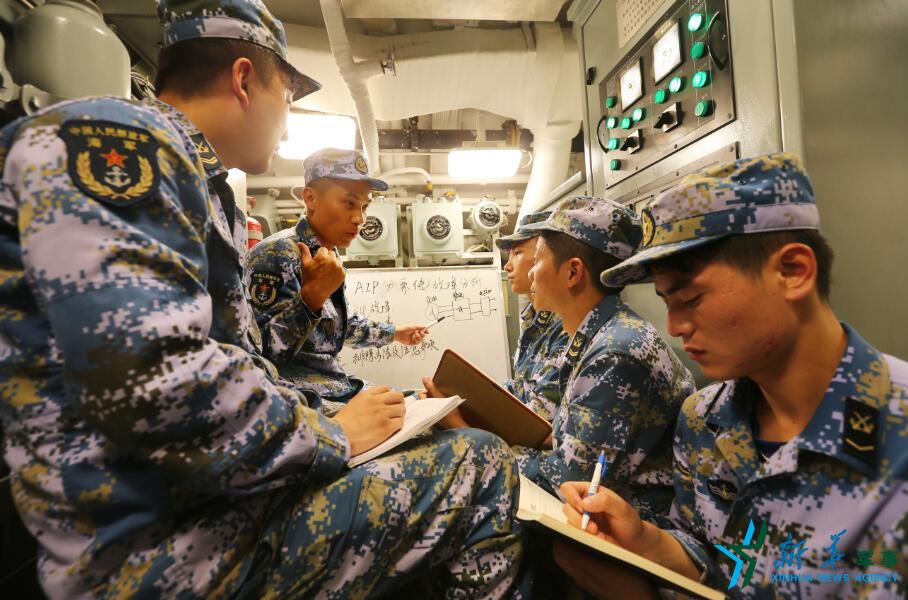 利用训练间隙，肖海生向大家传授AIP相关知识