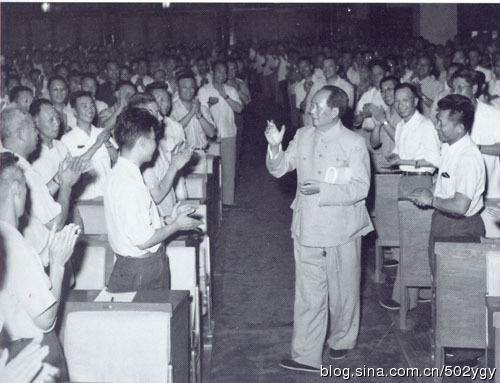 毛泽东1958.5.27－7.22中央军委扩大会议期间与代表们在一起。
