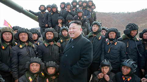 金正恩与朝鲜人民军坦克部队官兵合影留念