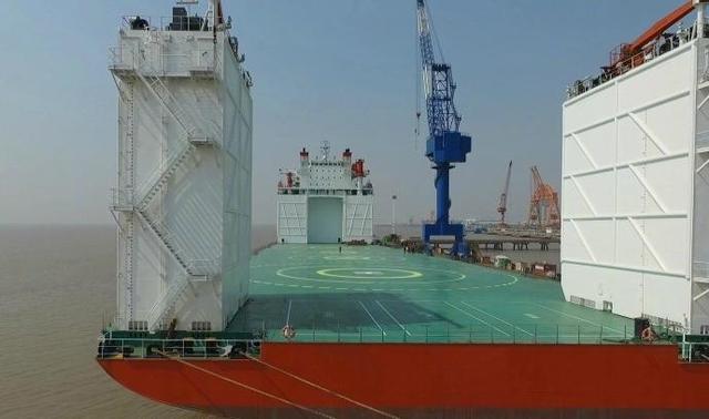 中国首艘军民两用5万吨级半潜船