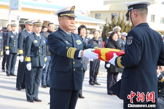 海军副司令员田中向戚继光舰舰长授予军旗、海军旗