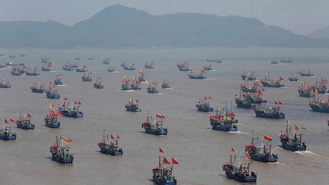 大批中国船只进入钓鱼岛附近海域