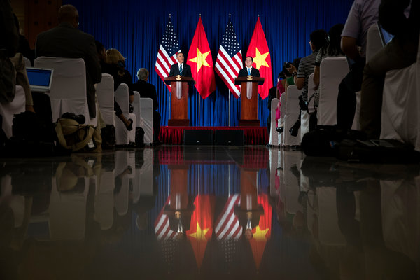 奥巴马总统与越南国家主席陈大光在河内的新闻发布会上