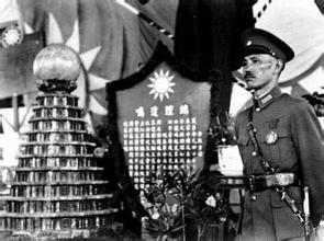 蒋介石站在“总理遗嘱”旁