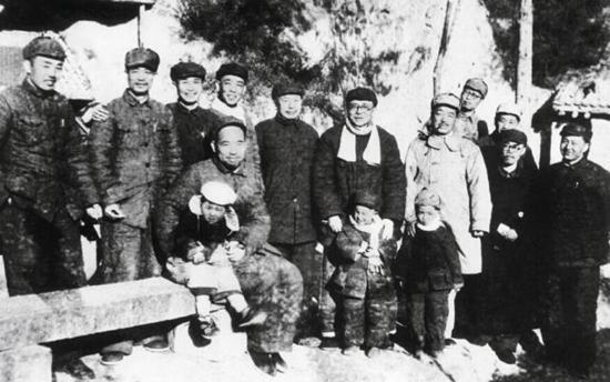 1948年春，陕北，五省联防军区、陕甘宁边区政府、西北局领导合影