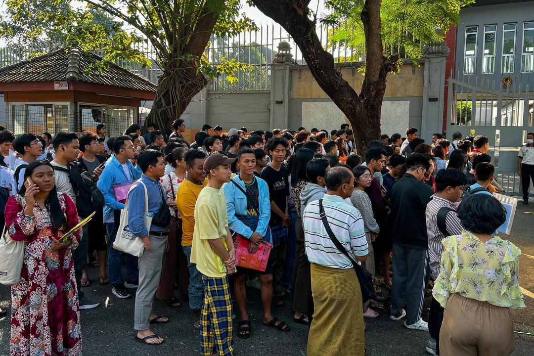 当地时间2024年2月10日，缅甸《国民兵役法》正式生效，年轻人排长队办签证试图离开缅甸。（视觉中国/图）