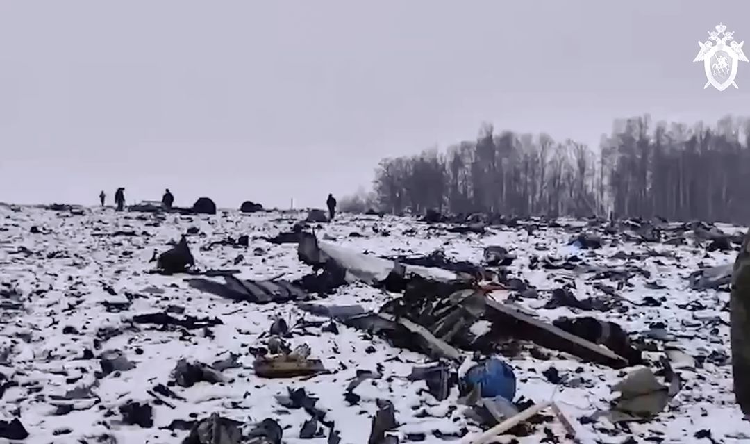 当地时间2024年1月25日，俄罗斯别尔哥罗德，俄罗斯调查委员会的工作人员正走在俄罗斯军用伊尔-76飞机的残骸旁。 （视觉中国/图）
