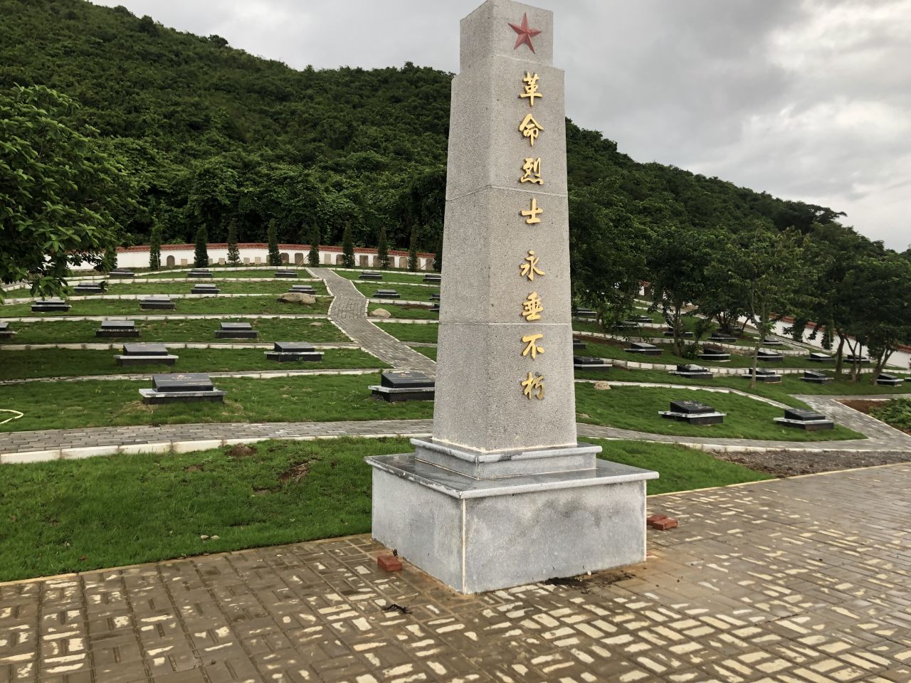 下鸡罩山烈士陵园纪念碑。受访者单位供图