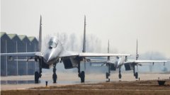 空军航空兵某部组织飞行训练