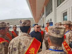 当杜富国坐火车被偶遇……