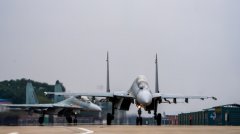 云端“穿针”！空军航空兵某旅开展空中加油训