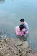 孕妇落水，命悬一线！他纵身一跃……